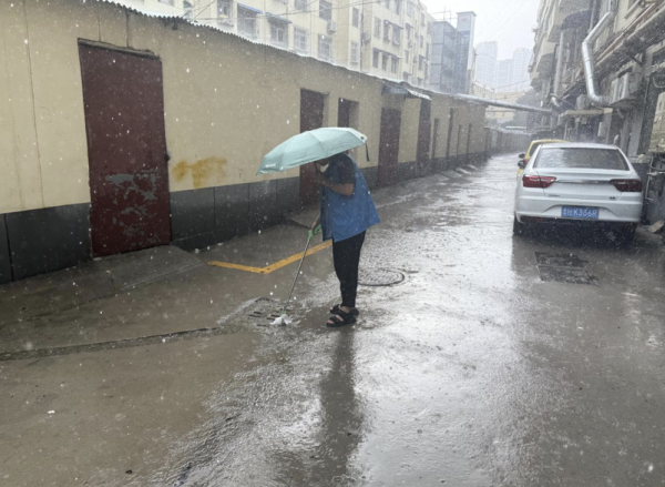 正规杠杆配资平台 雨中巡查不停歇, 济阳街道南门社区排查隐患守安全